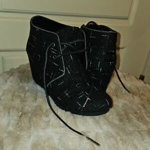 Toms Women's Black Patterned Lace-Up Ankle Boots Size 9